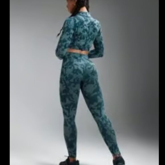 Seamless Leggings and Long Sleeve Front Zipper Crop Top Match Set - Picture 2 of 6